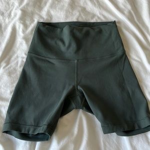 6” wunder train shorts size 4 in smoked spruce